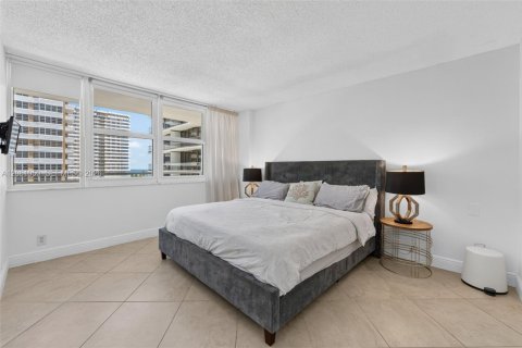 Condominio en venta en Hallandale Beach, Florida, 2 dormitorios, 115.94 m2 № 2185351 - foto 13