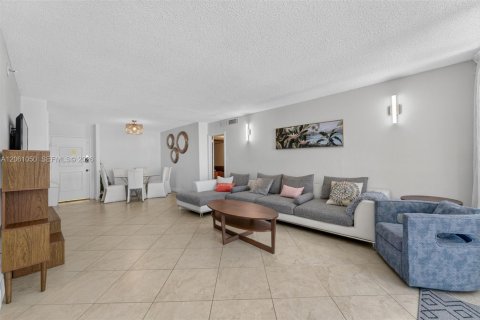 Condominio en venta en Hallandale Beach, Florida, 2 dormitorios, 115.94 m2 № 2185351 - foto 5