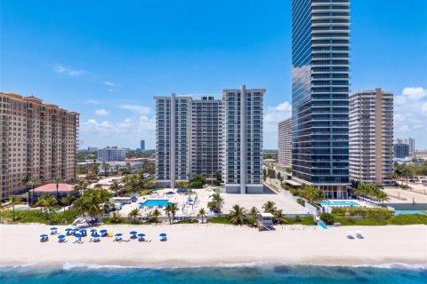 Condominio en venta en Hallandale Beach, Florida, 2 dormitorios, 115.94 m2 № 2185351 - foto 20