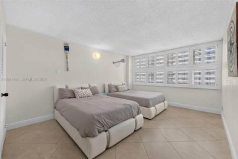 Condominio en venta en Hallandale Beach, Florida, 2 dormitorios, 115.94 m2 № 2185351 - foto 11