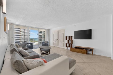 Condominio en venta en Hallandale Beach, Florida, 2 dormitorios, 115.94 m2 № 2185351 - foto 4