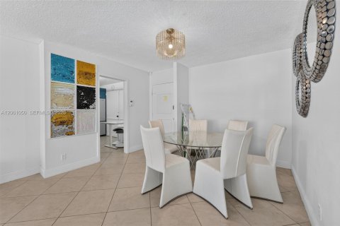 Condominio en venta en Hallandale Beach, Florida, 2 dormitorios, 115.94 m2 № 2185351 - foto 6