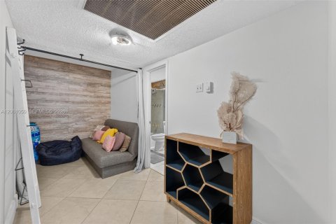 Condominio en venta en Hallandale Beach, Florida, 2 dormitorios, 115.94 m2 № 2185351 - foto 9