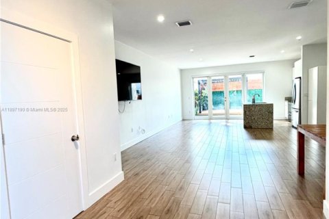 Снять в аренду виллу или дом в Майами, Флорида 3 спальни, 149.85м2, № 1948738 - фото 4