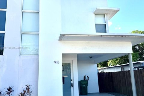 Снять в аренду виллу или дом в Майами, Флорида 3 спальни, 149.85м2, № 1948738 - фото 1