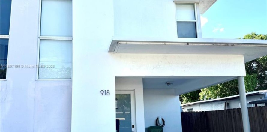 Дом в Майами, Флорида 3 спальни, 149.85м2 № 1948738