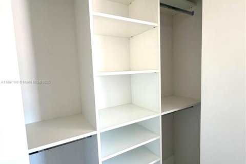 Снять в аренду виллу или дом в Майами, Флорида 3 спальни, 149.85м2, № 1948738 - фото 17