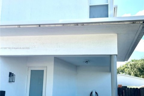 Снять в аренду виллу или дом в Майами, Флорида 3 спальни, 149.85м2, № 1948738 - фото 2