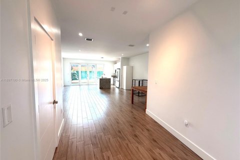 Снять в аренду виллу или дом в Майами, Флорида 3 спальни, 149.85м2, № 1948738 - фото 8