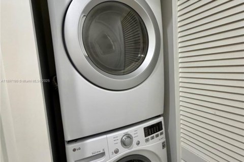 Снять в аренду виллу или дом в Майами, Флорида 3 спальни, 149.85м2, № 1948738 - фото 19