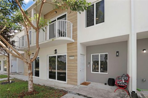 Купить таунхаус в Хомстед, Флорида 4 спальни, 129.88м2, № 1963876 - фото 1