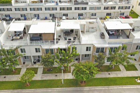 Купить таунхаус в Хомстед, Флорида 4 спальни, 129.88м2, № 1963876 - фото 2