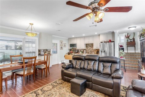 House in Tampa, Florida 3 bedrooms, 117.06 sq.m. № 1865938 - photo 5