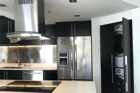 Condo in Miami, Florida, 2 bedrooms № 1958307 - photo 2