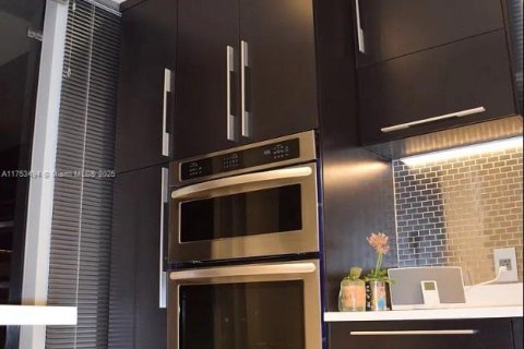 Condo in Miami, Florida, 2 bedrooms № 1958307 - photo 4