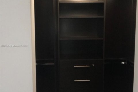 Condo in Miami, Florida, 2 bedrooms № 1958307 - photo 12