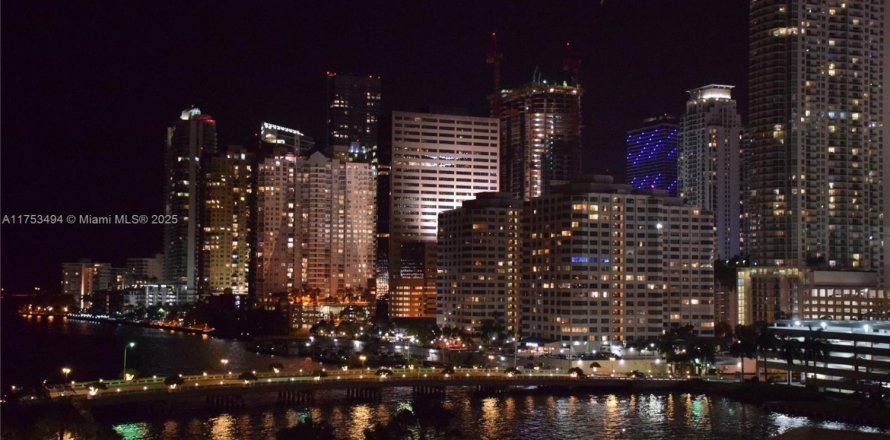 Condo in Miami, Florida, 2 bedrooms № 1958307