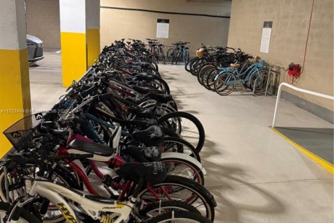 Condo in Miami, Florida, 2 bedrooms № 1958307 - photo 27