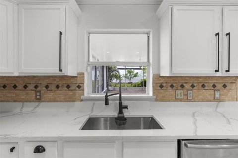 House in Land O' Lakes, Florida 4 bedrooms, 278.89 sq.m. № 1805120 - photo 19