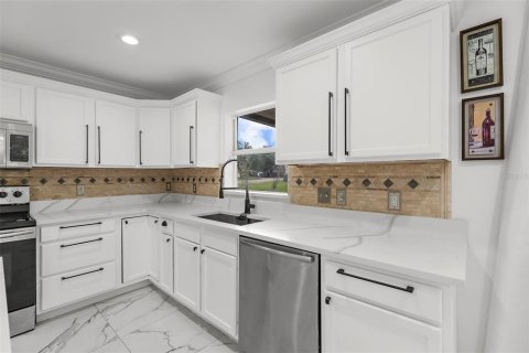 House in Land O' Lakes, Florida 4 bedrooms, 278.89 sq.m. № 1805120 - photo 21