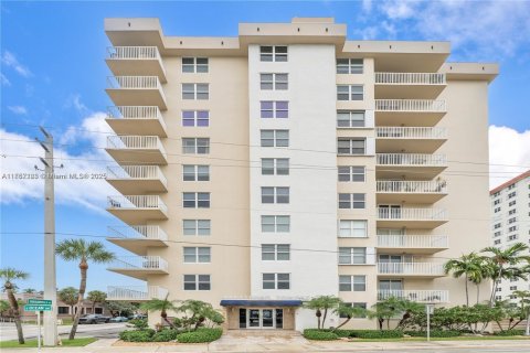 Condo in Hollywood, Florida, 2 bedrooms  № 1875735 - photo 2
