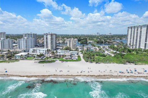 Condo in Hollywood, Florida, 2 bedrooms  № 1875735 - photo 8