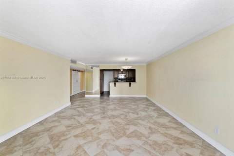 Condo in Hollywood, Florida, 2 bedrooms  № 1875735 - photo 16