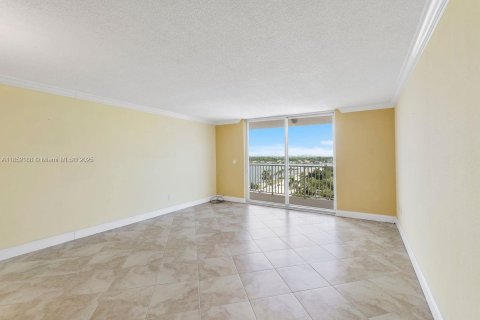 Condo in Hollywood, Florida, 2 bedrooms  № 1875735 - photo 13