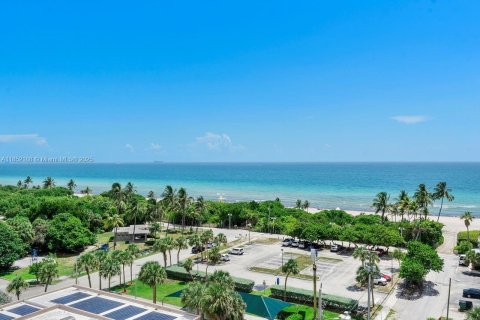 Condo in Hollywood, Florida, 2 bedrooms  № 1875735 - photo 30