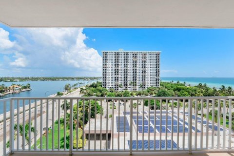 Condo in Hollywood, Florida, 2 bedrooms  № 1875735 - photo 27