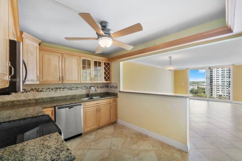 Condo in Hollywood, Florida, 2 bedrooms  № 1875735 - photo 9