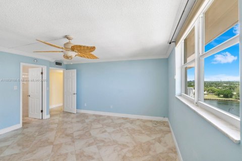Condo in Hollywood, Florida, 2 bedrooms  № 1875735 - photo 18