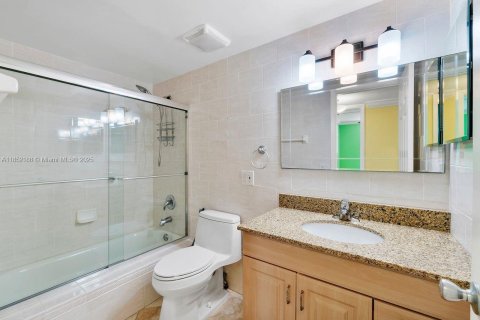 Condo in Hollywood, Florida, 2 bedrooms  № 1875735 - photo 25