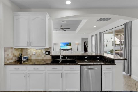 House in Windermere, Florida 5 bedrooms, 356.74 sq.m. № 1540200 - photo 24