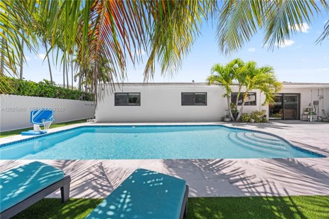 Villa ou maison à vendre à Miami, Floride: 3 chambres, 155.7 m2 № 2146473 - photo 2