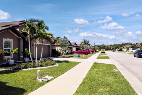 Villa ou maison à vendre à Fort Pierce, Floride: 4 chambres, 172.52 m2 № 1216053 - photo 1