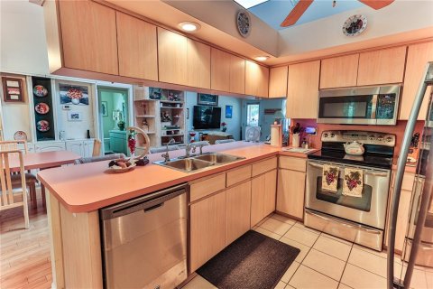 House in Crystal River, Florida 3 bedrooms, 140.1 sq.m. № 2312651 - photo 12