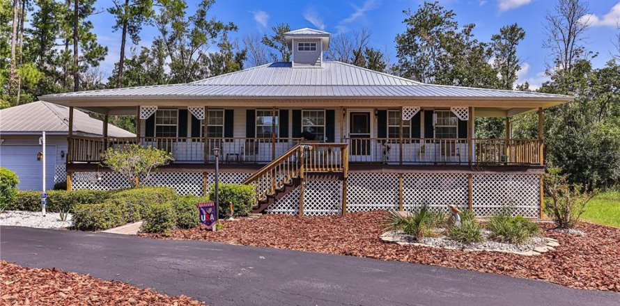 House in Crystal River, Florida 3 bedrooms, 140.1 sq.m. № 2312651