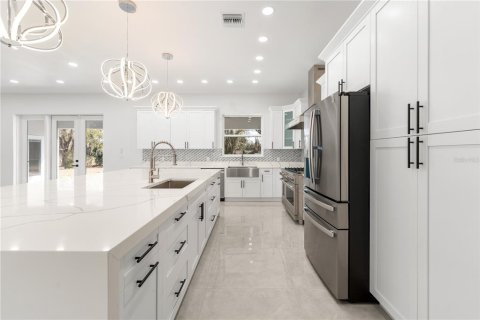 House in Ocala, Florida 4 bedrooms, 279.91 sq.m. № 2166262 - photo 8