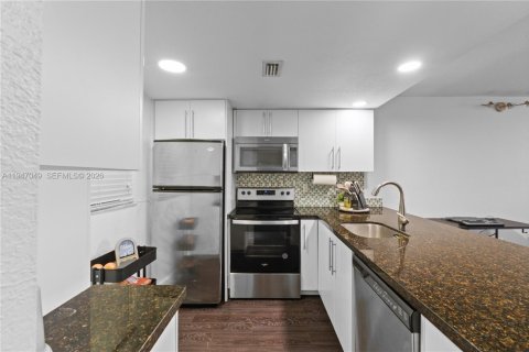 Купить кондоминиум в Майами, Флорида 1 спальня, 65.5м2, № 2003239 - фото 3