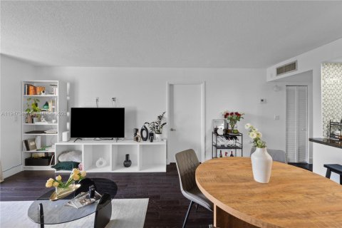 Купить кондоминиум в Майами, Флорида 1 спальня, 65.5м2, № 2003239 - фото 8