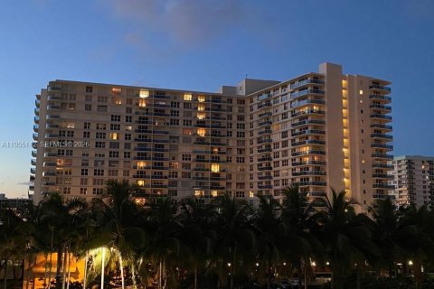 Copropriété à louer à Hollywood, Floride: 1 chambre, 83.61 m2 № 2010156 - photo 20