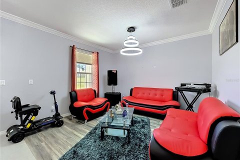 House in Mascotte, Florida 5 bedrooms, 277.78 sq.m. № 2212987 - photo 11