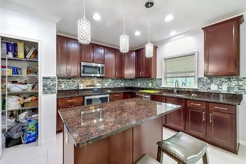 House in Mascotte, Florida 5 bedrooms, 277.78 sq.m. № 2212987 - photo 27