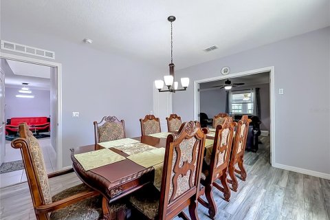 House in Mascotte, Florida 5 bedrooms, 277.78 sq.m. № 2212987 - photo 17