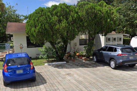 House in Miramar, Florida 1 bedroom, 83.61 sq.m. № 2181757 - photo 10