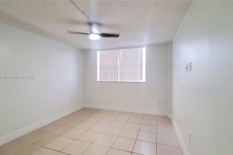 Снять в аренду кондоминиум в Майами, Флорида 2 спальни, 105.44м2, № 1956407 - фото 7