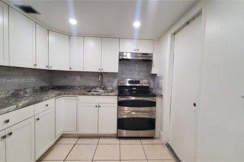Снять в аренду кондоминиум в Майами, Флорида 2 спальни, 105.44м2, № 1956407 - фото 3