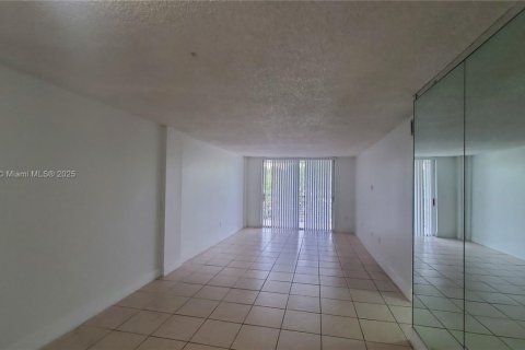 Снять в аренду кондоминиум в Майами, Флорида 2 спальни, 105.44м2, № 1956407 - фото 5