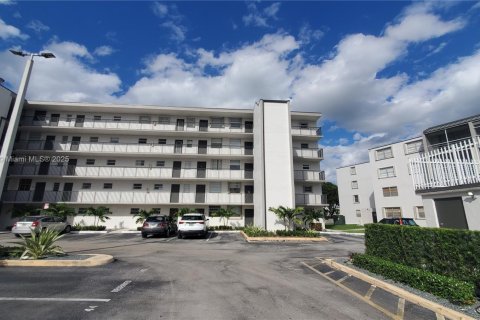 Снять в аренду кондоминиум в Майами, Флорида 2 спальни, 105.44м2, № 1956407 - фото 2